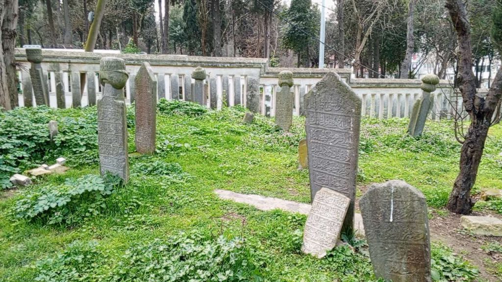 Yeniçeri mezar taşları ve anlamları Karacaahmet Mezarlığı genel görünümü